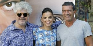 pedro-almodovar-elena-anaya-e-antonio-banderas-divulgam-o-filme-a-pele-que-habito-em-madri-29811-1314626650090_1920x1080